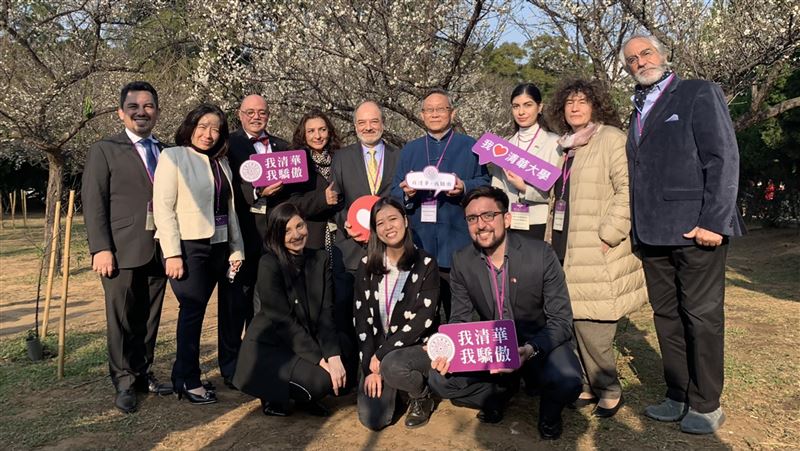 14國使節聚清大賞梅　讚台抗疫有成