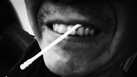 口內不規則、讓他擔心一星期的「腫瘤」　用力一摳竟掉這皮