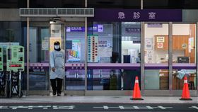 桃園醫院群聚感染  患者只出不進且禁探病衛福部桃園醫院武漢肺炎院內群聚案擴大，累計2醫、2 護感染，且為第三波疫情。全院實施患者只出不進，取消探病，陪病僅限1人且要實名制等措施。中央社記者謝佳璋攝　110年1月18日