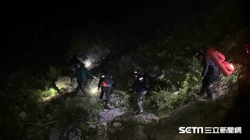 山友跌傷受困　消防員繩索垂降送食物