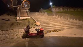 連姓阿嬤深夜騎電動車外出。（圖／翻攝畫面）