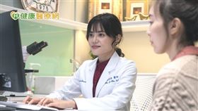 皮膚專科診所醫師陳逸懃表示，陰道組織彈力下降、萎縮，不僅造成陰道結構變化、陰道尿道黏膜萎縮，連帶還會影響大陰唇、小陰唇甚至尿道，造成陰道乾澀、癢、燒灼感、性交疼痛、菌叢改變易感染、漏尿等問題。