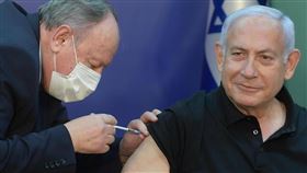 根據法新社統計，截至18日，全球已注射超過4000萬劑的武漢肺炎疫苗，按人口比例，以色列是施打數量最普及的國家。圖為10日以色列總理尼坦雅胡（右）接種疫苗。（圖取自facebook.com/Netanyahu）