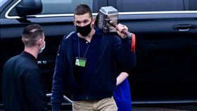 白宮辦公室收拾川普雜物 赫見一把「川普之槌」(圖／路透社／達志影像)