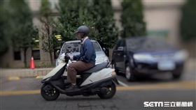 單手騎車／翻攝畫面