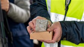 宜蘭橋將全面開通　舊橋遺構製成紙鎮贈縣民宜蘭橋預計24日全面開通，宜蘭縣政府在施工前規劃保留部分舊橋遺構，將搭配木製基座製成紙鎮（圖）限量發送給縣民。（宜蘭縣政府提供）中央社記者王朝鈺傳真　110年1月18日