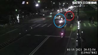 轎車逆向害追撞！騎士爆氣砸窗