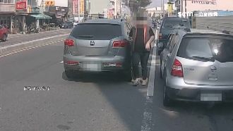 轎車違停不肯讓　遭貨車按喇叭引不滿
