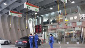 中國首座加油站改造  採懸掛式加油系統中國石化上海石油「第一加油站」在2020年10月底改造完成，使用懸掛式加油機，地面空間更好利用。這座加油站最早於1948年建成，是中國第一家國營加油站。中央社記者張淑伶上海攝  110年1月18日