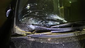 逢甲商圈巷弄糾紛，4惡煞磚塊砸車，無尾巷，叫囂。(圖／翻攝畫面)