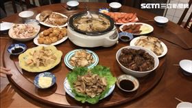 過年,除夕,年夜飯,年菜,火鍋,佛跳牆,烏魚子,鮑魚（圖／記者蔡翊凡攝）