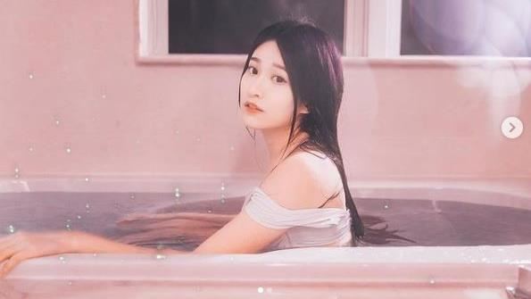 艾瑞絲脫了！浴室「偷窺」爆乳全看光