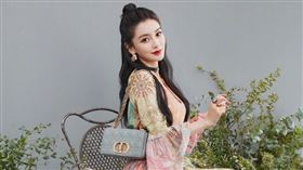 Angelababy當起襯職代言人，詮釋 DIOR CARO 新包款。（圖／翻攝自Angelababy微博）