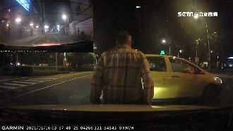 老外不滿被叭飆罵　後車司機怒吼滾！