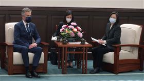 蔡英文總統今（19）日上午接見「英國在台辦事處新任代表鄧元翰（John Dennis）」。（圖／總統府提供）