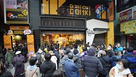 日本連鎖生活雜物賣場在台開幕（2）台灣遊客赴日必逛的日本連鎖生活雜物賣場「驚安殿堂‧唐吉訶德」，台灣首號店「DON DON DONKI西門店」19日開幕，大批民眾搶在第一天排隊進場消費。中央社記者徐肇昌攝  110年1月19日