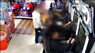 遊戲店內專注開賽車　小偷出腳偷提袋