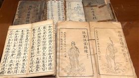 家中翻出「百年歷史」古書！內行人一看急勸別丟：恐值上億