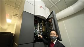 中研院展示操作冷凍電子顯微鏡中研院利用冷凍電子顯微鏡發現酵素DMC1獨特結構，看見DMC1如何調控DNA達到完美互換的關鍵機制。中研院生物化學研究所副研究員何孟樵（圖）展示如何操作冷凍電子顯微鏡。中央社記者吳欣紜攝  110年1月19日
