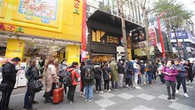 日貨賣場在台開幕  民眾排隊（2）台灣遊客赴日必逛的日本連鎖生活雜物賣場「驚安殿堂‧唐吉訶德」，台灣首號店「DON DON DONKI西門店」19日正式開幕，由於店內控管進場人數，民眾排隊等待入場。中央社記者徐肇昌攝  110年1月19日