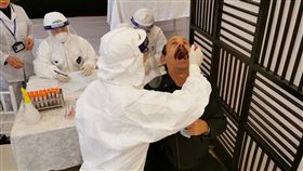 越共13大防疫所有報名採訪越共13大的媒體都要接受COVID-19篩檢。古巴官媒拉丁新聞社記者沙拉薩（Alberto Salazar）採檢完畢後開玩笑表示：「越南當局應該為這些受苦的喉嚨送上一杯威士忌。」中央社記者陳家倫河內攝  110年1月19日