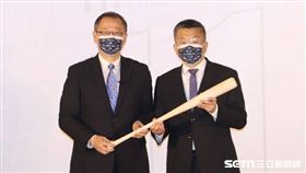 ▲中華職棒新舊任會長吳志揚、蔡其昌交接。（圖／記者邱榮吉攝影）