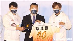 ▲孫協志、阿翔贈送閃亮之星棒球隊球衣給中華職棒會長蔡其昌。（圖／記者邱榮吉攝影）