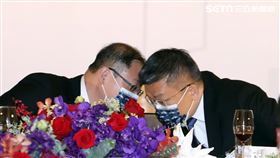 ▲中華職棒新舊任會長吳志揚、蔡其昌交接。（圖／記者邱榮吉攝影）