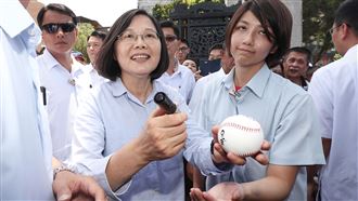 帶中職起飛　小英8字讚新會長蔡其昌