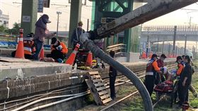 疑誤觸高壓電  台南新市火車站2工人送醫台南市新市火車站19日下午發生2名工人疑誤觸高壓電受傷，救護人員趕緊將2人分別送醫。（台南市消防局提供）中央社記者張榮祥台南傳真  110年1月19日