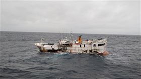 漁業署：永裕興18號未見人跡　不排除已逃生農委會漁業署12日表示，蘇澳籍「永裕興18號」漁船11 日上午台灣漁船觸及後就看不到船上有人，但因救生艇不見蹤影，不排除船上人員已逃生。（漁業署提供）中央社記者楊淑閔傳真  110年1月12日