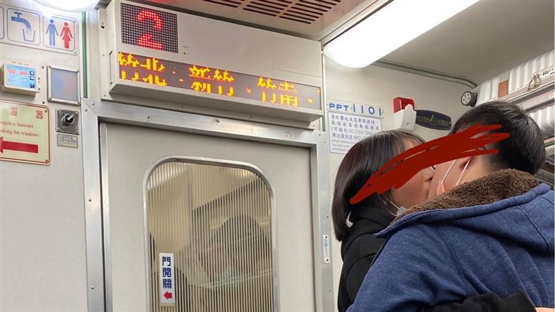 搭火車沒戴口罩　情侶忘我喇舌5分鐘