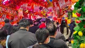 台灣唐吉訶德20日凌晨3點人潮依舊擠爆，甚至結帳要等上5小時。（圖／翻攝自臉書公開社團台灣唐吉軻德 分享老實說 (DON DON DONKI)）