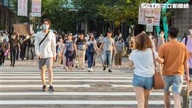 逛街/人群/人潮/信義區（記者陳弋攝影）