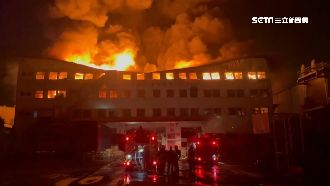 塑膠工廠暗夜大火　全面燃燒黑煙狂竄