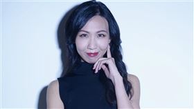 舞台劇愛在年老色衰前  王安琪自編自導兼主演由大慕影藝出品、劇團「四把椅子」製作的舞台劇「愛在年老色衰前」，由劇場人王安琪自編自導兼主演，以時下都會女子「愛無能」的口吻展開劇情，盼給觀眾一場愛慾血淚史的觀影感受。（大慕影藝提供）中央社  110年1月19日