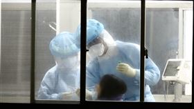 桃園醫院群聚感染升溫  民眾自費採檢衛福部桃園醫院武漢肺炎群聚感染擴大，目前已啟動清空計畫，全院只出不進，19日已開始陸續分批將病患移出；院外採檢區晚間還有民眾自費前往採檢。中央社記者張皓安攝  110年1月19日