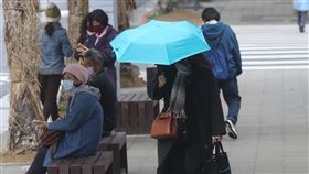寒流南下  北海岸大台北山區留意大雨中央氣象局表示，7日寒流南下各地越晚越冷，預計入夜後中部以北及東北部地區低溫僅攝氏6至8度；北台灣持續有雨，北海岸及大台北山區易有局部大雨。中央社記者鄭傑文攝  110年1月7日