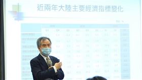 國立東華大學公共行政學系榮譽教授高長（站立者）19 日在海基會兩岸經貿講座上表示，後疫情時代，企業須降低單一市場依賴過高的風險。（海基會提供）中央社記者賴言曦傳真 110年1月19日