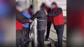 河北省會石家莊市一名老翁，不服當局的封城令，執意外出買香菸，結果惹怒了當地的政府領導，竟然將老翁五花大綁在一棵樹上（圖／翻攝網易新聞）