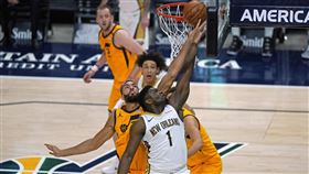 ▲威廉森（Zion Williamson）背後運球過人上籃慘挨鍋。（圖／美聯社／達志影像）