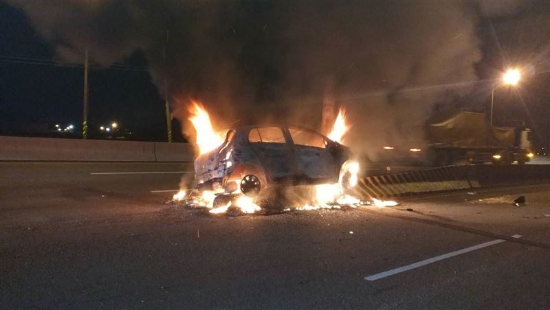 悚！轎車自撞火燒車　駕駛一度卡車裡
