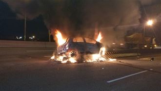 悚！轎車自撞火燒車　駕駛一度卡車裡