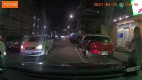 北市江女在天玉街停車時遭遇人肉佔位的大媽。（圖／翻攝畫面）