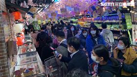 唐吉軻德開幕第二天人潮仍洶湧。（圖／記者陳宜加攝影）