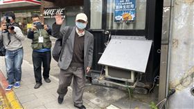 接受完專訪後，楊志良向在場媒體揮揮手說再見，隨即離開。（圖／記者簡浩正攝影）