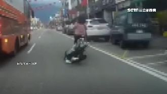 電動車違規雙載沒戴帽　女慘摔險遭輾