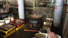 彰化肥料廠亂排廢水　環保局：累犯不改將勒令停工彰化芳苑鄉一間肥料工廠在廠區露天堆置廚餘，又將廢水經由雨水道排放到廠外，由於陳姓業者今年又再犯，環保局除將要求業者停工，也研擬祭出最高600萬元罰鍰。（彰化縣環保局提供）中央社記者吳哲豪傳真  110年1月20日