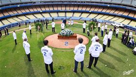 ▲拉索達（Tommy Lasorda）20日舉行喪禮，棺木停放道奇球場投手丘。（圖／翻攝自道奇推特）