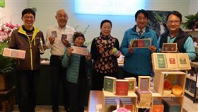 勤洗手抗病毒　萃取花蓮農產手工皂好防疫花蓮縣政府指導手工皂業者，萃取花蓮農產文旦柚、咖啡、洛神等製成防疫手工皂，縣長徐榛蔚（右3）表示，此實現花蓮綠色指標，創造最佳農產產業鏈。中央社記者李先鳳攝　110年1月20日